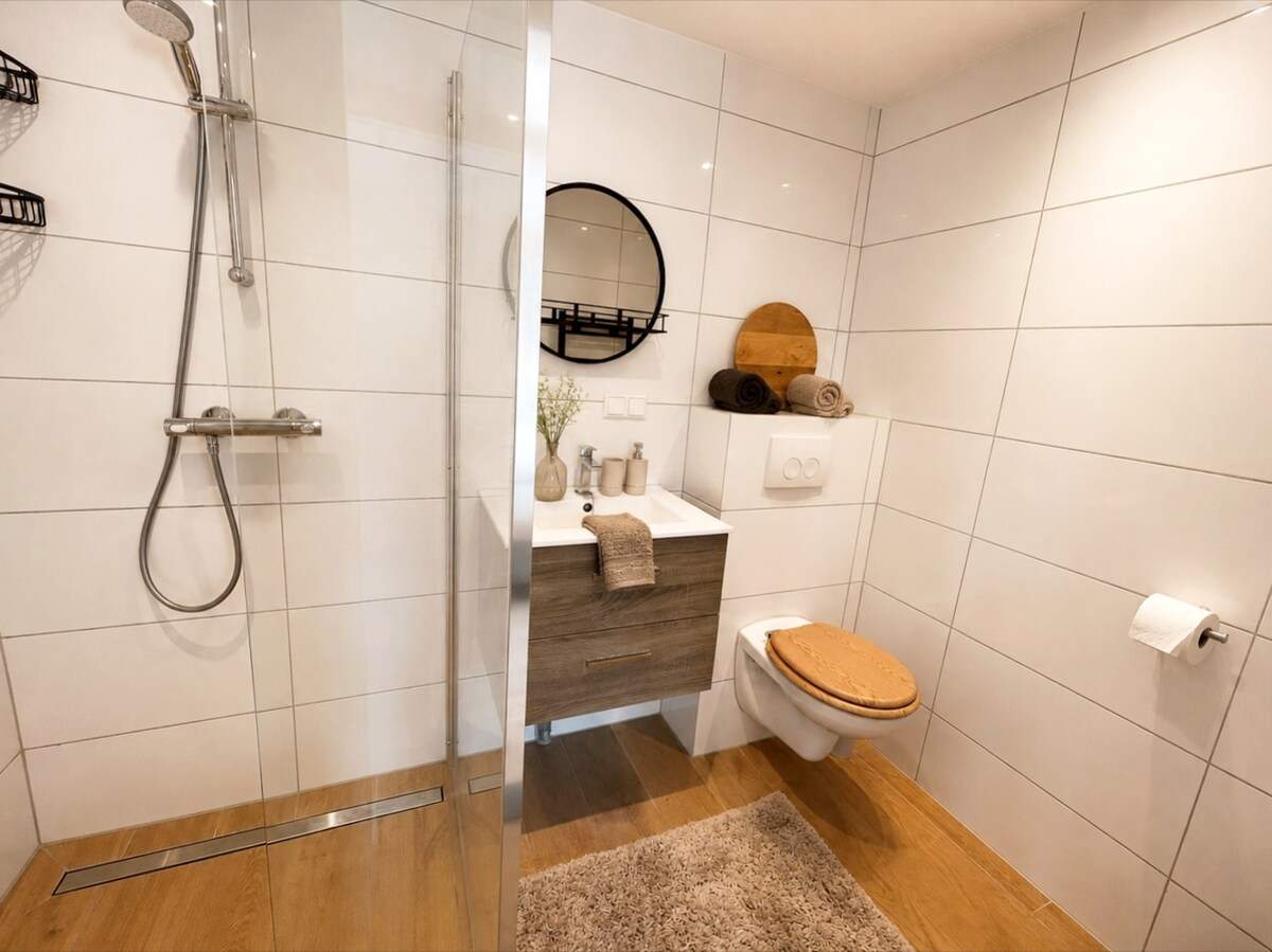 Das eigene Badezimmer mit Regendusche und WC
