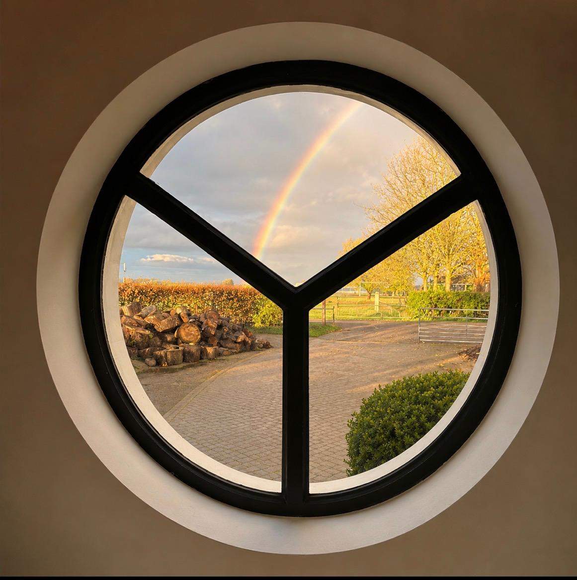 Blick auf den Hof durch das runde Fenster des Studios